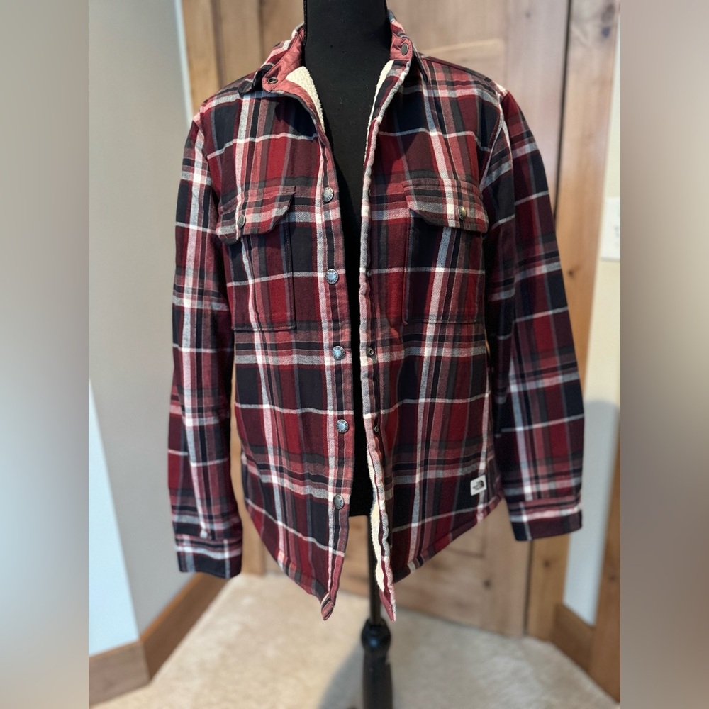 North face size M shacket. With soft inside.